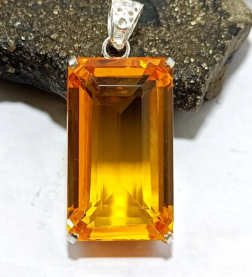 GIE Certified Natural  Emerald 100.89 Ct Yellow Citrine Pendant Loose Gemstone A