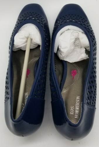 Zapatos de salón planos ROS HOMMERSON Tina azul marino patente arrugada 9,5 estrechos 74029-47