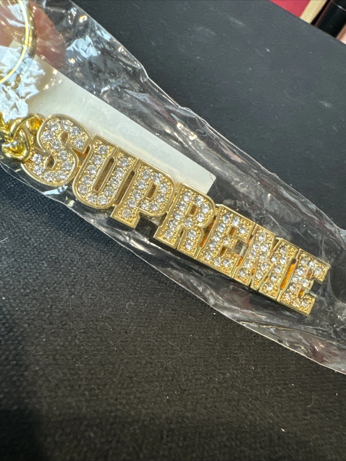Porte clés logo bloc suprême doré 