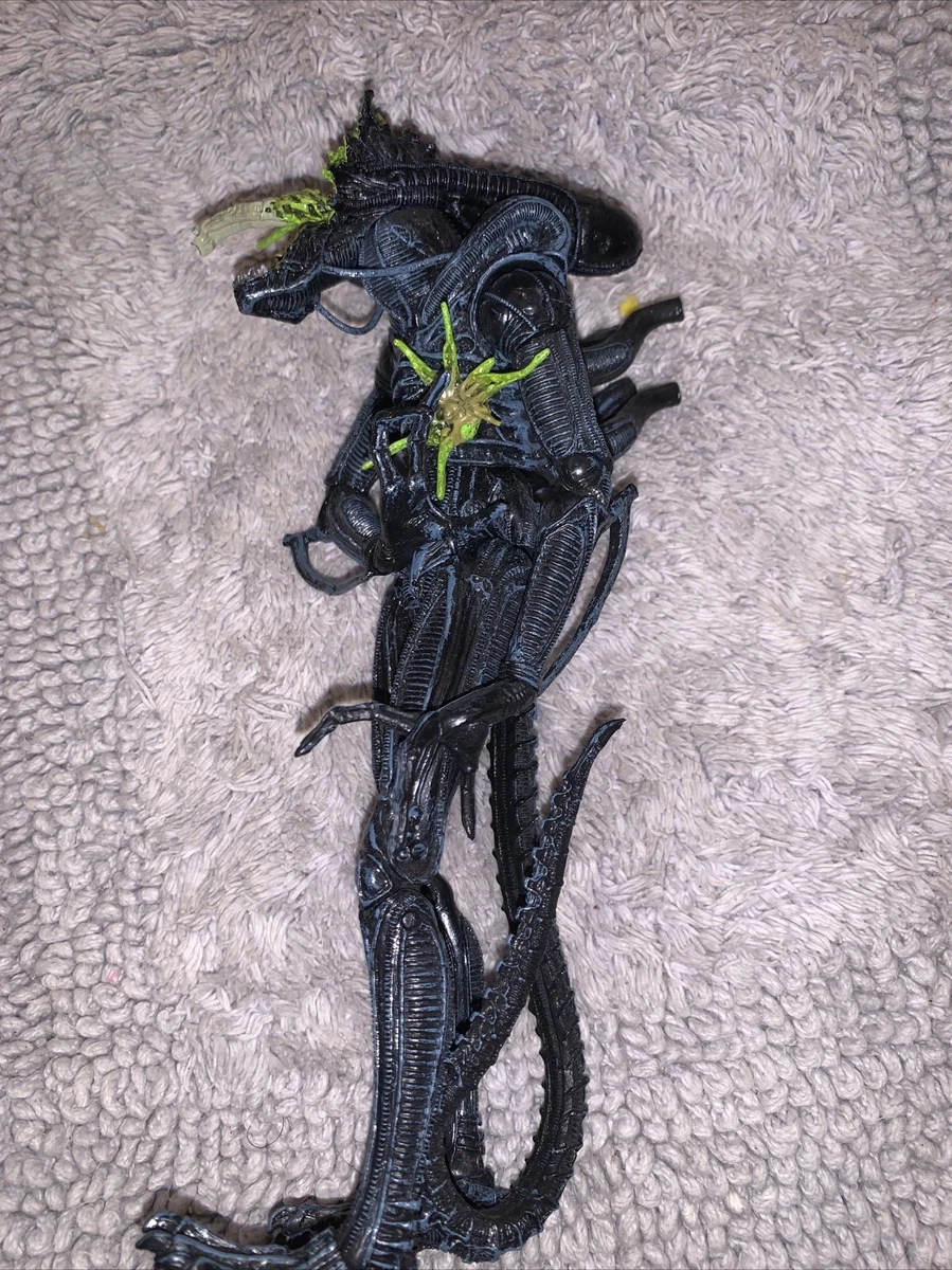 ALIENS series 12 XENOMORPH WARRIOR Blue (Battle Damaged) action