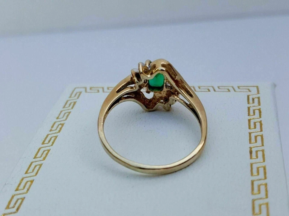 Anillo de compromiso bypass de esmeralda verde corte esmeralda de 2 quilates enchapado en oro amarillo de 14 k Foto 2 de 4