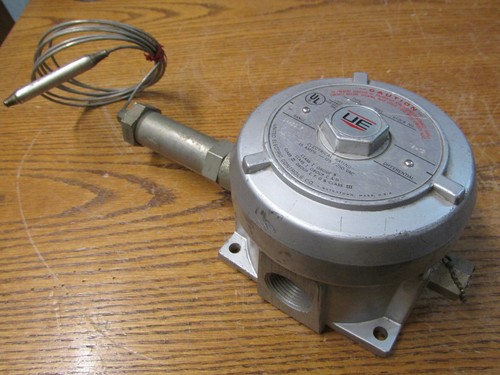 UNUSED NOS United Electric F110A-7BS Temperature Switch 0-400F 125/250VAC 15 Amp - Picture 1 of 10