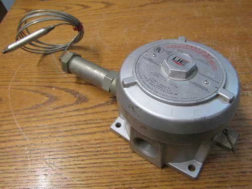 UNUSED NOS United Electric F110A-7BS Temperature Switch 0-400F 125/250VAC 15 Amp