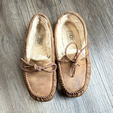 UGG Dakota Women  s 8 Brown Suede Sheepskin Lined Moccasin Slippers Bow