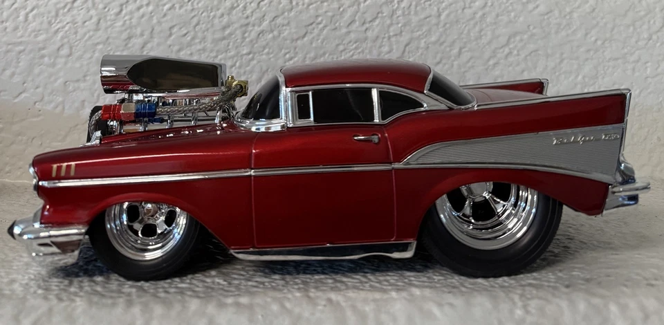 1:18 Custom Slammed Muscle Machines Red 1957 Chevy Bel Air Hot Rod - Image 4 of 4