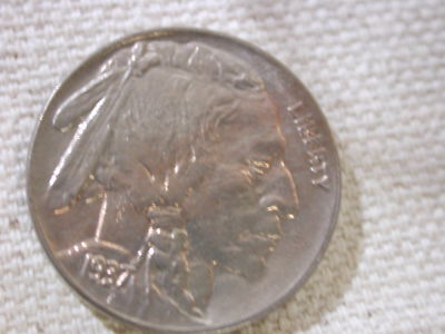 1937-D U.S Fünf Cent Buffalo Nickel UNC Goldene Tönung