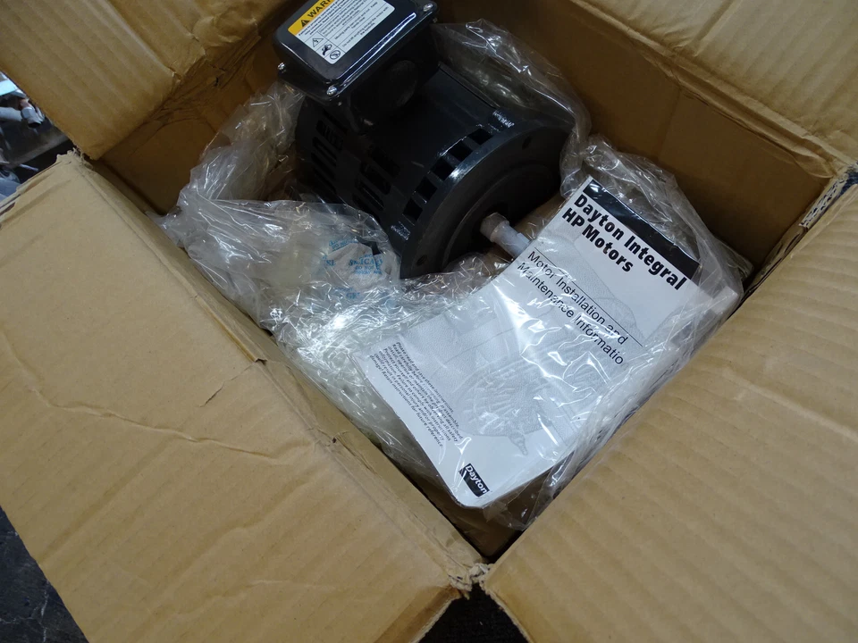 Motor elétrico DAYTON 4THT5 1/4 HP, 3PH, 208-230/460, 56C quadro uso geral - Imagem 3 de 4