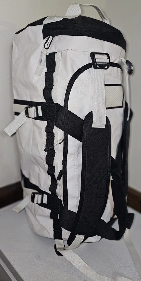The North Face TNF - Bolsa de Lona Base Camp - Mochila BLANCA-NEGRO PVC 71L - USADA EN EXCELENTE ESTADO Foto 3 de 4