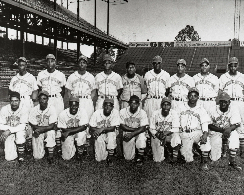 1945 KANSAS CITY MONARCHS 8X10 TEAM PHOTO NEGRO LEAGUES HOF USA