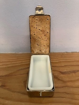 Behälter aus vernickeltem Messing mit weißem Glasfutter.