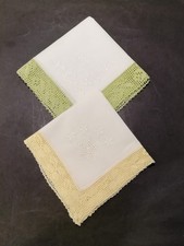 2 Taschent&uuml;cher wei&szlig; Baumwolle Handarbeit gelbe+gr&uuml;ne H&auml;kelspitze Wei&szlig;stickerei