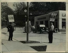 1940 Press Photo Picketing Robinsons Gas Station - nex90725