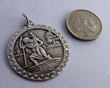 Fully hallmarked 3cm vintage solid sterling silver St Christophe pendant. 1976