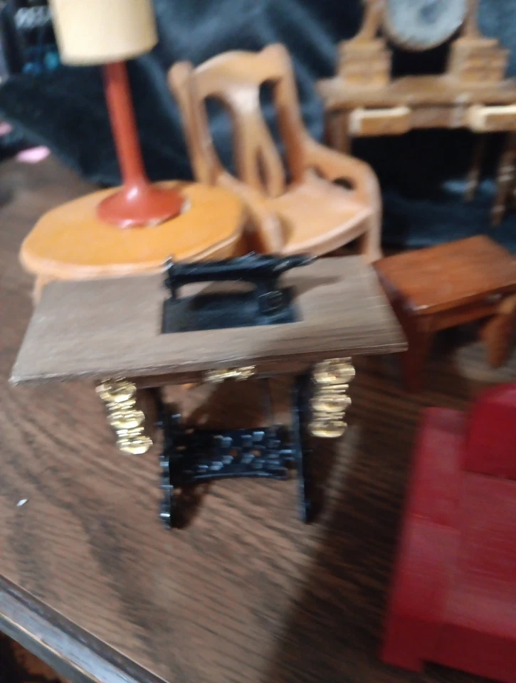 Lote de 26 piezas, mesas, sillas, gabinetes, etc. muebles de madera vintage para muñecas Foto 4 de 4