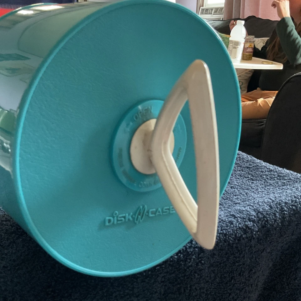 Vintage Blue Disk-Go-Case 45rpm Record Holder Case Carrier - Image 3 of 4