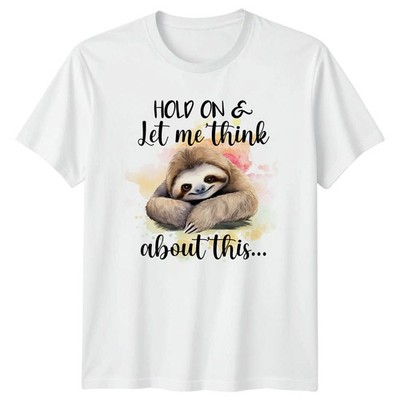 HOLD ON & Let me think about T-Shirt Faultier Humor Geburtstag Geschenk für Sie und Ihn
