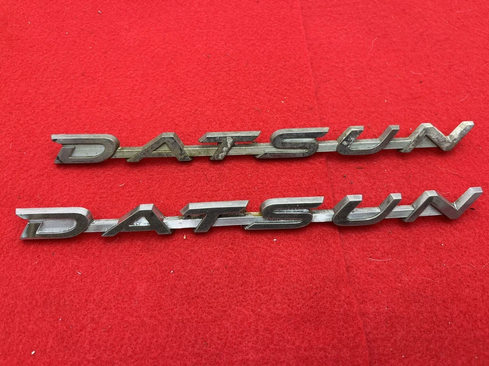 1968 1969 1970 1971 1972 1973 Datsun 510 par emblema guardabarros delantero lateral genuino Foto 4 de 4