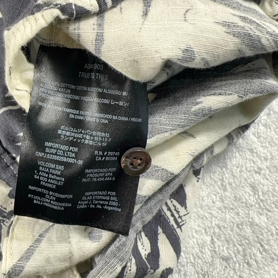 Volcom Shirt Men's L White Black Modern Fit Button Up Palms Hawaii Lightweight - Image 4 of 4