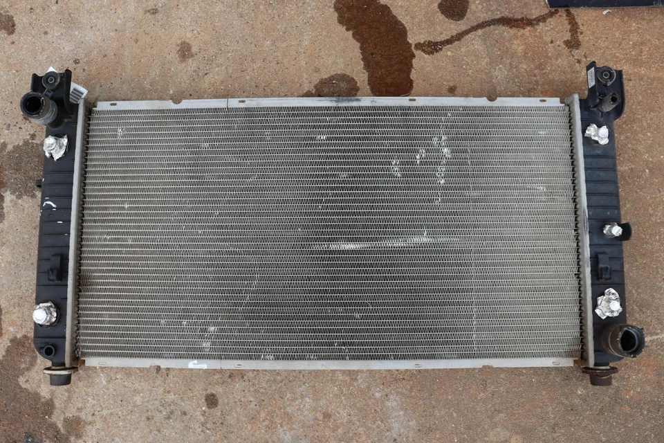 HUMMER H2 1999-2004 6,0 L A/T motor refrigerante radiador de refrigeración OEM Foto 2 de 3