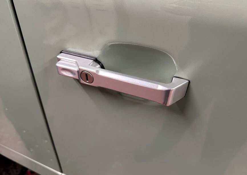 LRC3476 - JUEGO DE CUATRO MANIJAS DE PUERTA DE ALUMINIO EN PLATA PARA LAND ROVER DEFENDER Foto 3 de 4