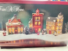 Holiday Village- TRIM A HOME- 3 lighted Buildings- Tavern, Toy Shop & Inn