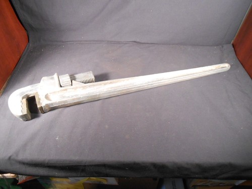 Schick 36" Non-ferrous Pipe Wrench. Aluminum and brass. Plumbing Oil Field. 8 lb