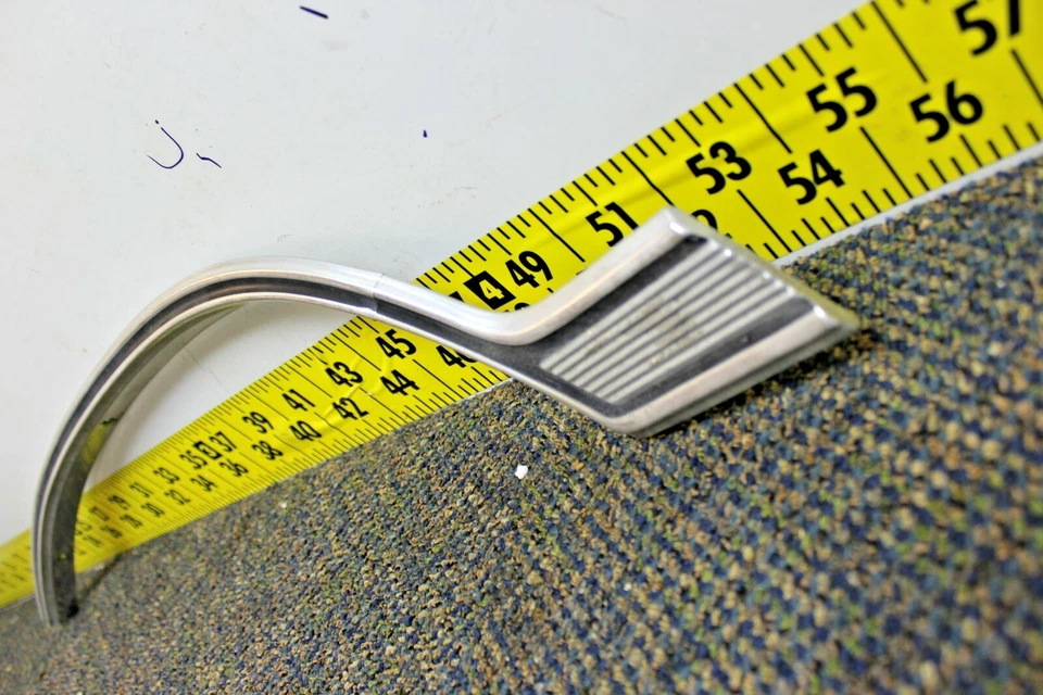 Dodge Monaco 1969 (Bin7) moldura de rueda trasera derecha Mopar OEM usada Foto 2 de 4