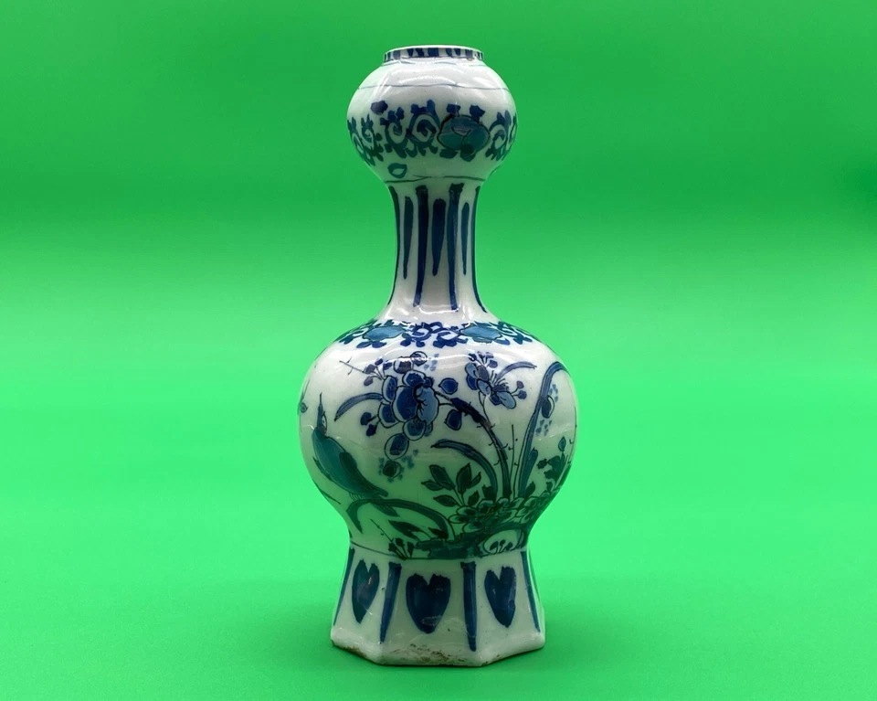EARLY 18thC DUTCH DELFT DOUBLE GOURD HEXAGONAL BLUE AND WHITE CHINOISERIE VASE - Image 3 of 4