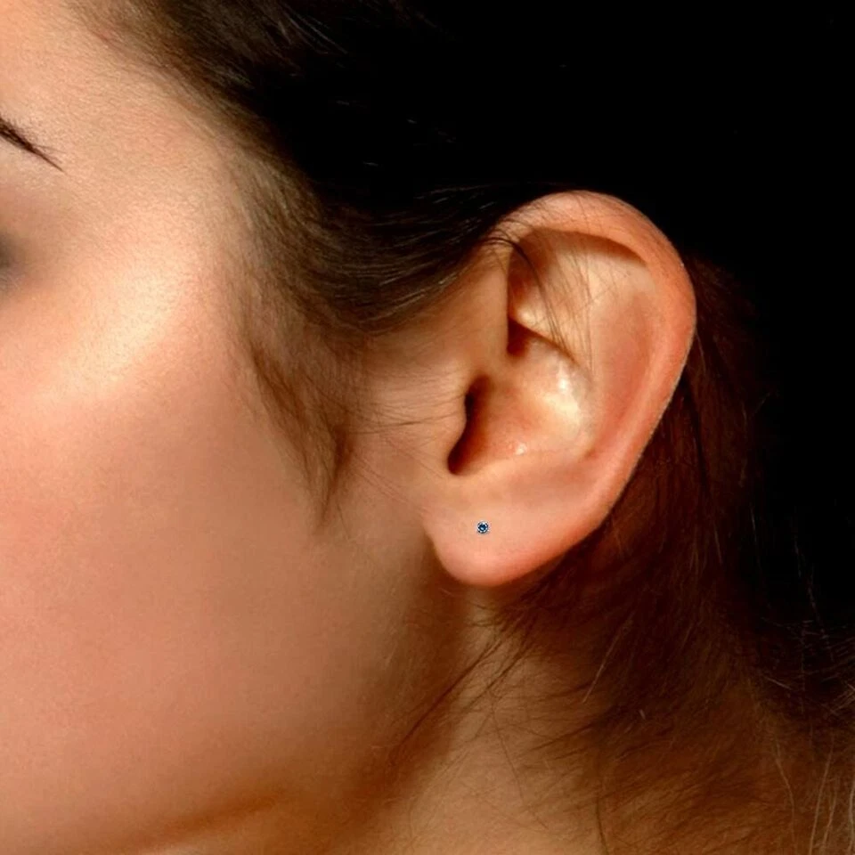 Aretes redondos de diamantes azules naturales de oro blanco de 10 k (1/5 Cttw a 1/3 Cttw) Foto 4 de 4