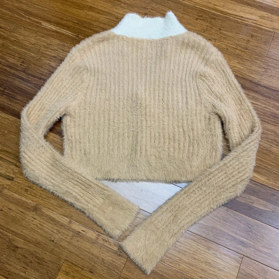 Cárdigan de punto difuso de algodón para mujer talla mediana suéter recortado con cuello botón Foto 3 de 4