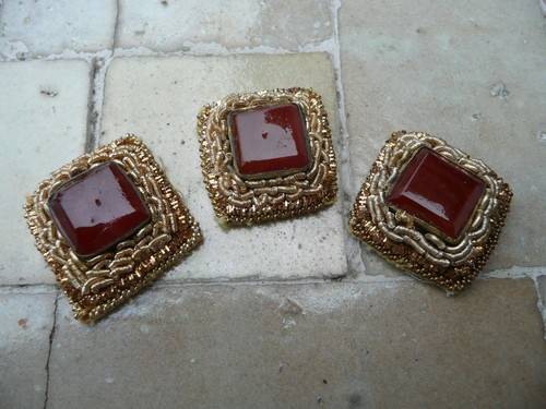 3 incrustations vintage en tissu et fil métallique doré et verre ou pierre - Imagen 2 de 3