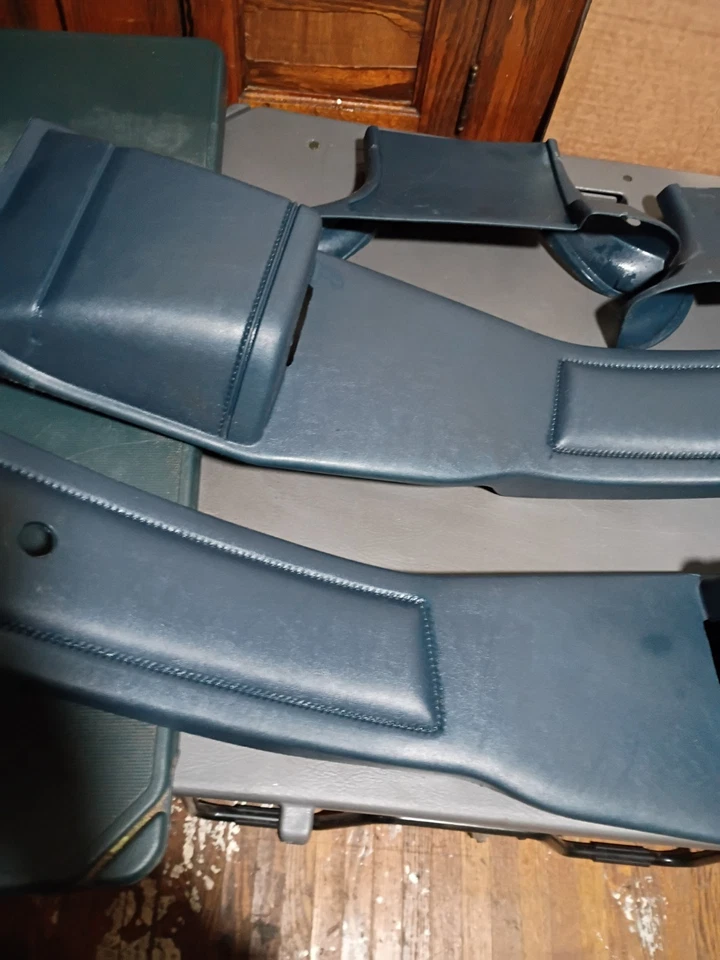 1977-89 CHEVROLET CAPRICE INTERIOR B-PILLAR ACABAMENTO MOLDAGEM Conjunto NAVY LH/RH - Imagem 4 de 4