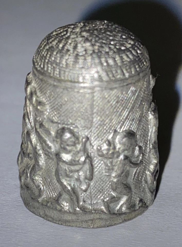 "Antiguo diseño de querubín dedal chapado en peltre o plata 1""" Foto 2 de 4