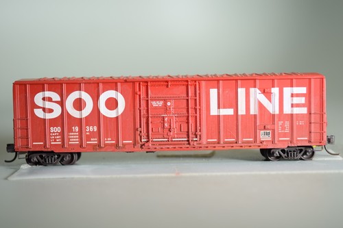 10106 Spur N Micro Trains 50' RIBBED BOX CAR SOO LINE | Zustand: Used