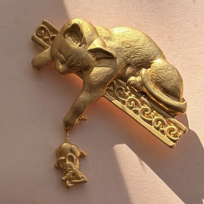 Vintage goldene Katze fängt Maus baumelnde Brosche Anstecknadel goldfarben Metall