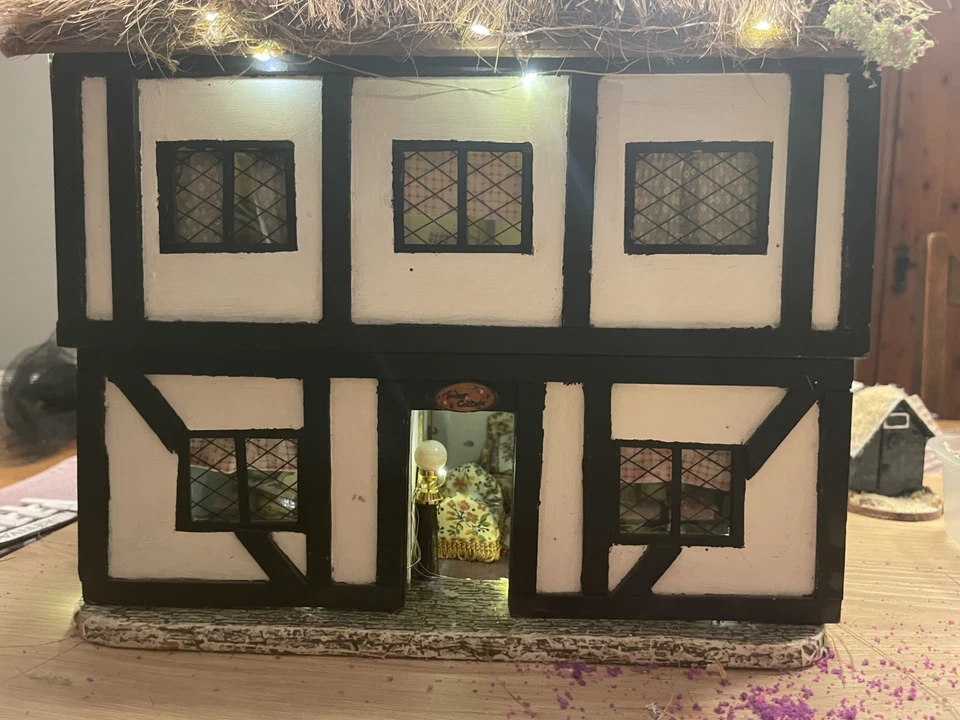 Casa de muñecas vintage con techo de paja estilo Tudor Caperucita Roja totalmente amueblada Foto 2 de 4