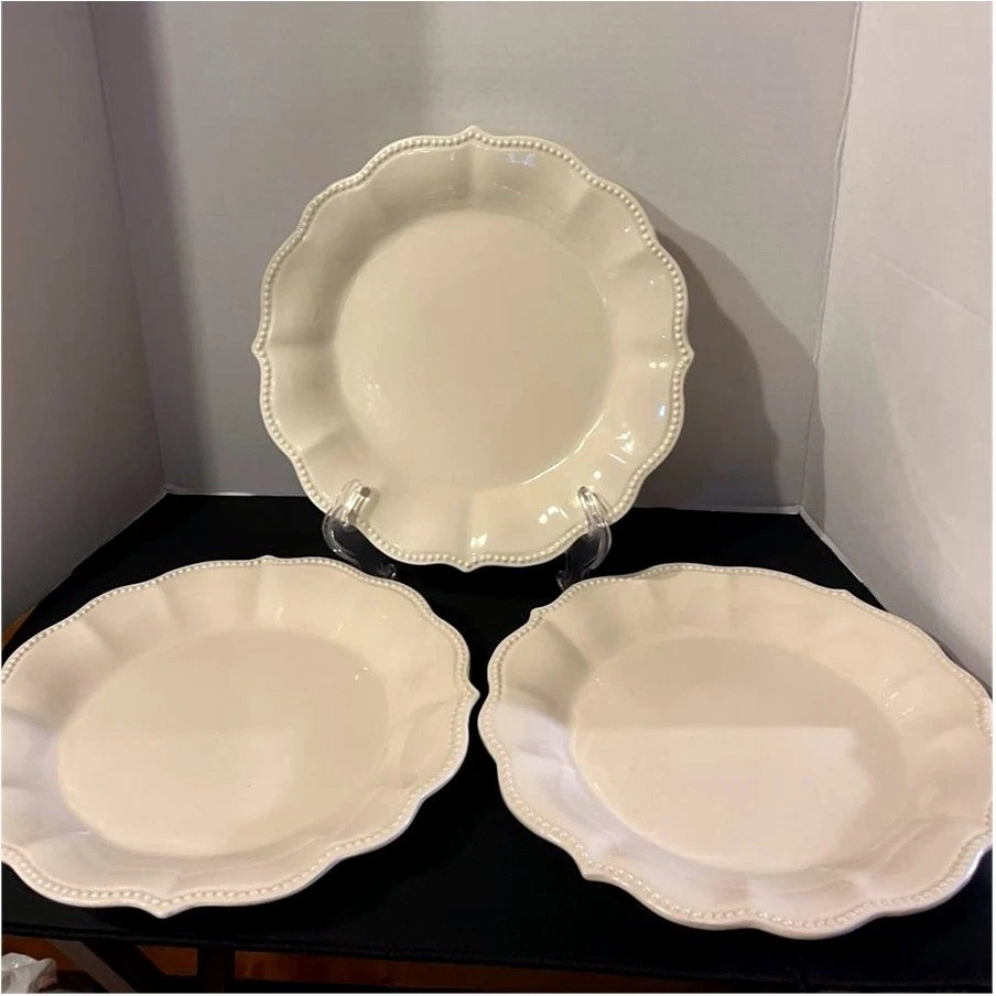 Juego de 3 platos de cena de gres blanco con cuentas festoneadas The Pioneer Woman Foto 2 de 4