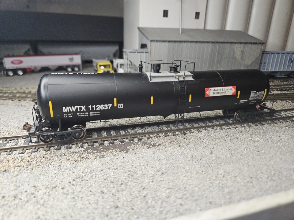 CS Athearn 3-Pack RTR 30K Ethanol Tank Cars Midwest Ethanol Transport MWTX - Image 2 of 4