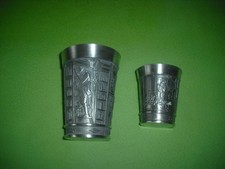 2 Zinnbecher v. Grenningloh, 11,4 cm und 7,6 cm hoch, gleiches Spitzweg-Motiv