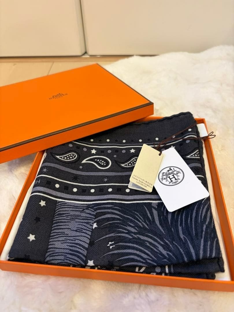HERMES スカーフ　65cm HERMES Carre H 65 AWOOOOO Cashmere Silk Scarf White Black 65×65cm