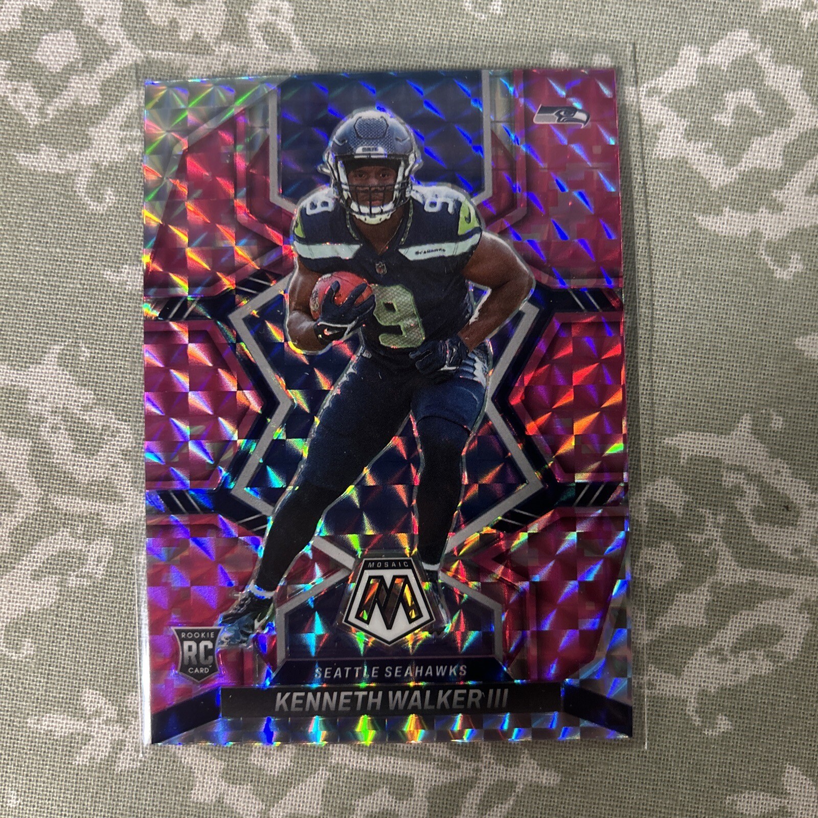 2022 Panini Mosaic Kenneth Walker III Pink Camo Prizm Rookie # 308 Seahawks!