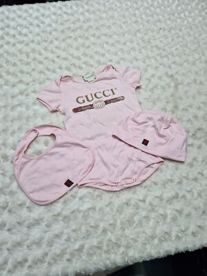 Gucci Strampler Weste Lätzchen + Mütze Set 12/18 Monate Strampler Weste Schlafanzug Rosa