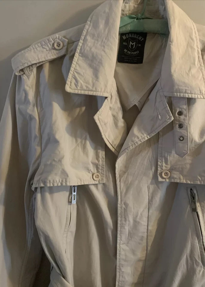 Abrigo de trinchera/coche Monarchy bronceado para hombre con cinturón de un solo pecho talla mediana charretera Foto 4 de 4