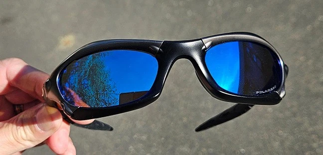 The Vintage Splice Gun Metal/Black Frame Blue Lense Sunglasses Y2K - Image 4 of 4