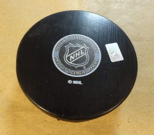 Autographed SEAN MONAHAN Signed Calgary Flames Hockey Puck - Picture 4 of 4