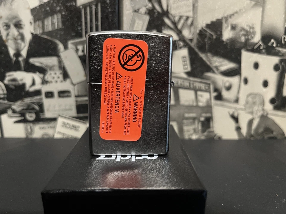 Encendedor con emblema a prueba de viento Zippo, calavera de salón vaquero con pistola, 49298, nuevo en caja Foto 2 de 4