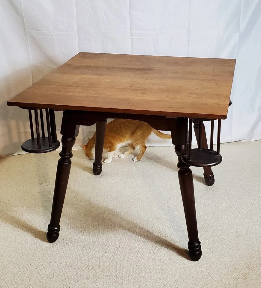 Mesa antigua de póker, taberna o salón, juego o cartas, estantes para tazas Foto 4 de 4