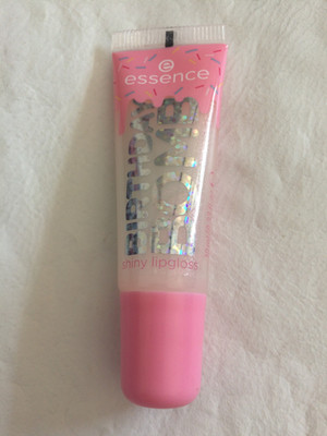 Essence Birthday Bomb Shiny Lipgloss 10 ml - 01 Cake My Day!