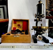 Carl Zeiss Jena Mikroskop-WINKEL ZEISS mit ZUBEHÖR.