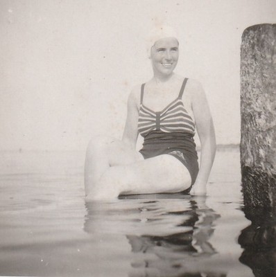 Vintage Foto Schöne Frau im Badeanzug Momentaufnahme 1944